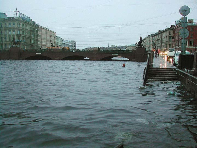 Наводнение в санкт петербурге. Наводнение на Неве в Санкт-Петербурге. Нагонные наводнения в Санкт-Петербурге. Река Нева наводнение. Наводнение на Фонтанке в Санкт-Петербурге.