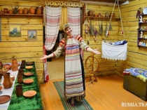 Изучение с помощью презентации русской избы.