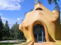 Презентация к уроку ИЗО в 1 классе по теме:Дома бывают разные.