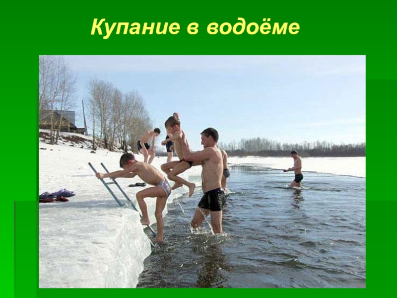 пляж на реке. есино московская область голубое озеро. купаться в чистой воде. девушки купаются в озере. купаться в чистой.