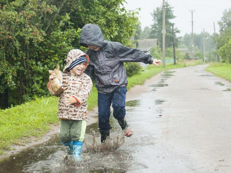 Лужа гулять. Дети бегут под дождем. Дети бегут по лужам. Дети гуляют по лужам. Дети бегают по лужам.