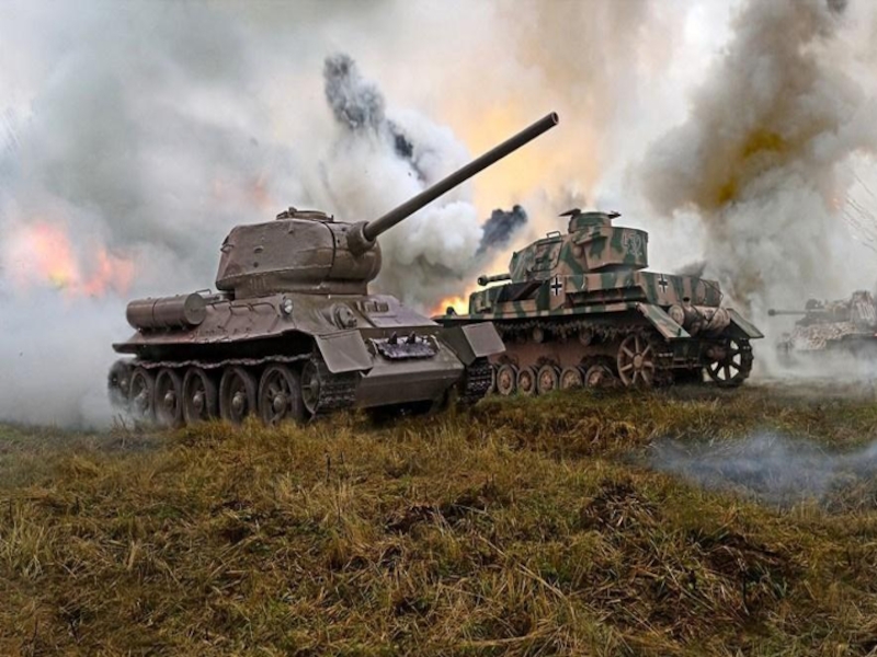 Танк т 34 бой. Танк тигр против т-34. Танк т-34 на поле боя. Т 34 И тигр. Русский танк т 34.