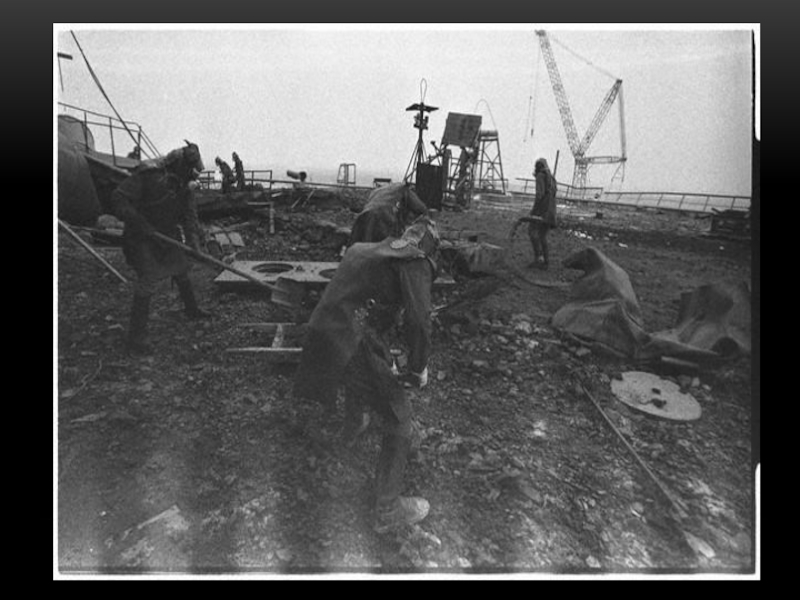 День после взрыва. Чернобыльская АЭС 1986. Припять ЧАЭС 1986 ликвидаторы. Ликвидаторы на крыше ЧАЭС 1986. Чернобыль 26 апреля 1986.
