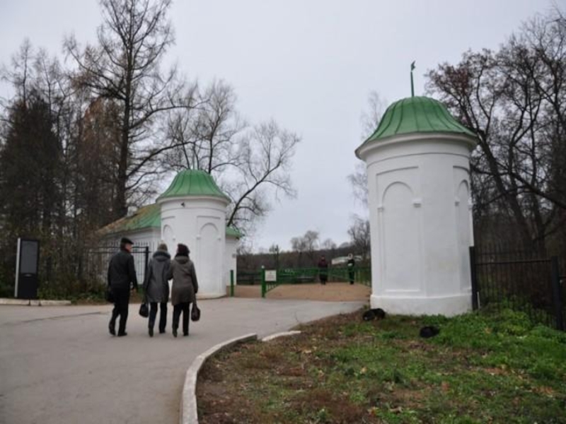 Усадьба толстого экскурсии. Тула Ясная Поляна экскурсия. Ясная Поляна башни въезда. Ясная Поляна башенки. Экскурсия по Ясной Поляне Толстого.