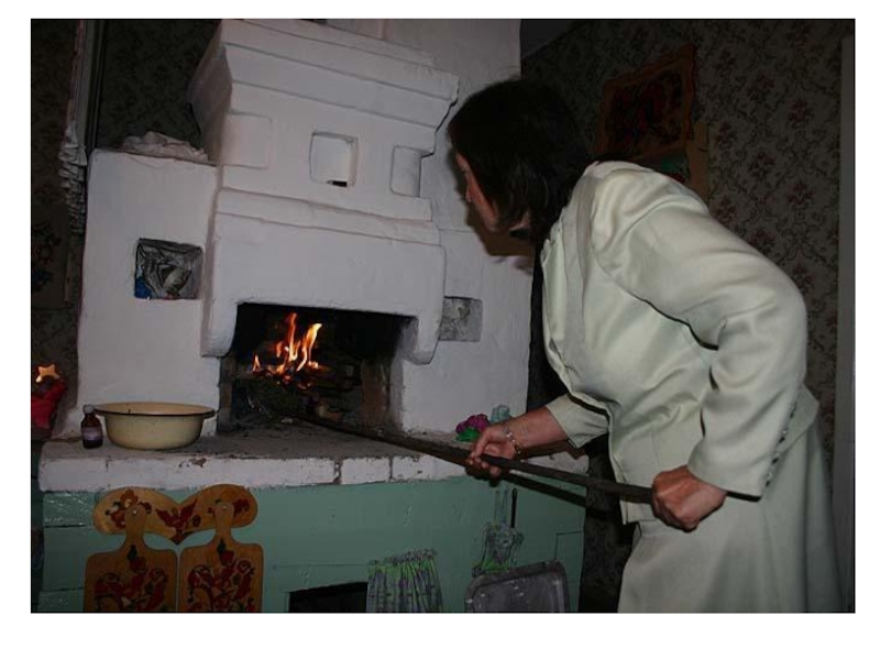 Худая женщина стояла у печи. Старая печь. Русская печь. Старинная печь в доме. Деревенская печь.