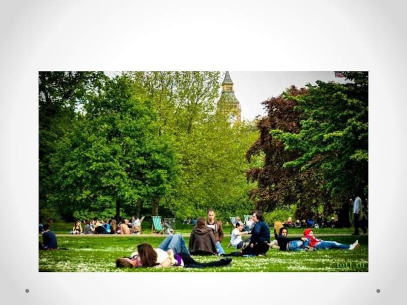 В огромнейшую по тем временам. Хайд парк в Лондоне. Гайд парк в Лондоне с людьми. Люди на лужайке в парке. Люди на газоне в парке.