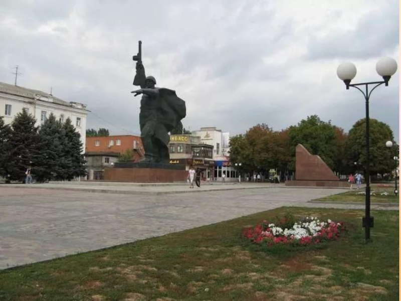 Г шахты ростовская область. Памятник солдату в городе Шахты. Памятники г Шахты Ростовской области. Памятник солдату-освободителю Шахты. Площадь города Шахты Ростовской области.