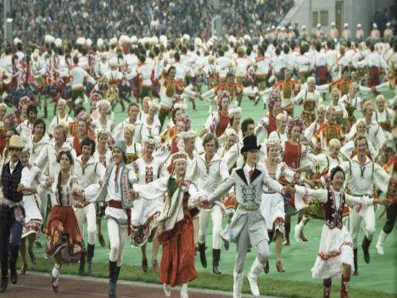 Moscow olympics. Олимпиада 80 танец с куклами. Олимпийские игры в Москве 1980 Москва приглашает. СССР накануне игр олимпиады в Москве. Moscow Olympic cap.