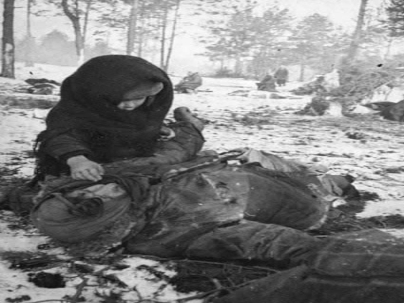 Страшной трагедией для страны стала блокада Ленинграда. Детям пришлось