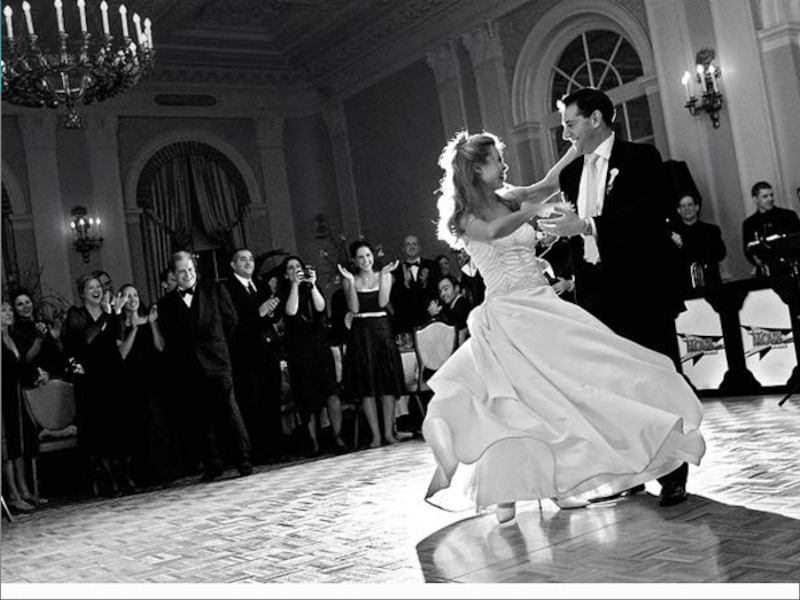 Другой белый танец. Свадебный танец. Вальс танец. Вальс на балу. Черно белый бал.