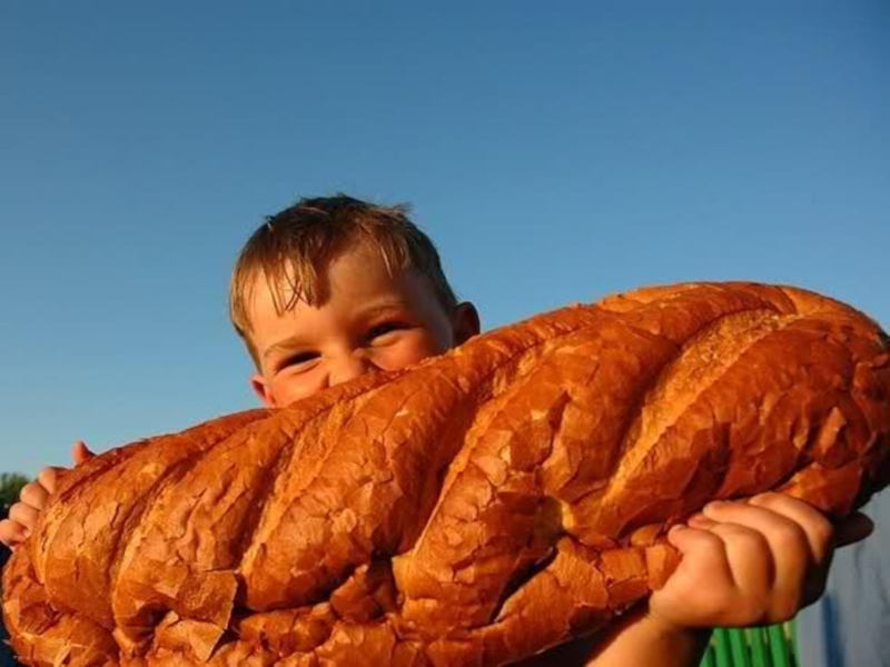 Человек есть много хлеба. Хлеб для детей. Ребенок с батоном. Мальчик с хлебом. Человек батон.