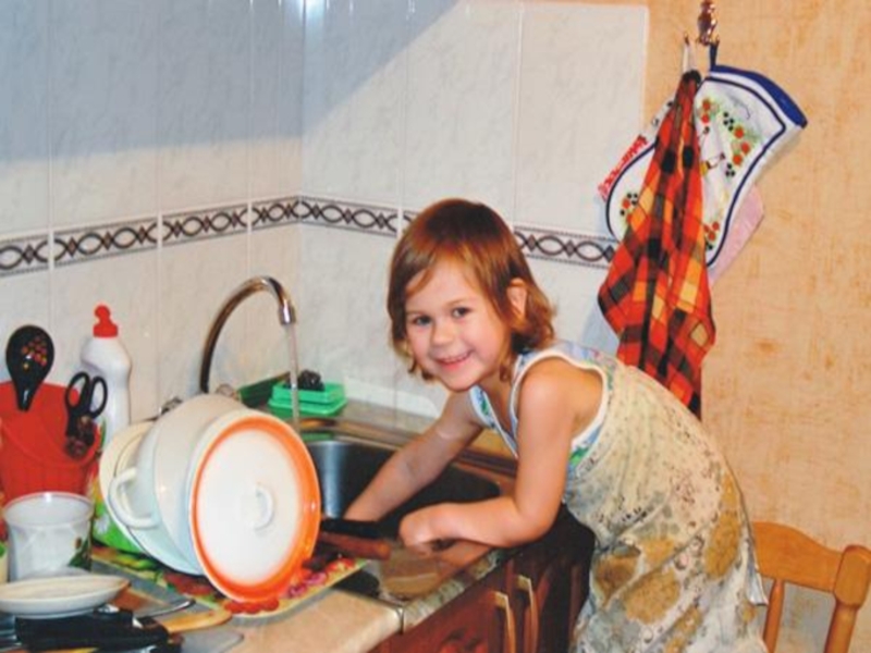 Дочка моет посуду. Помогать маме по дому. Ребенок помогает маме. Девочка моет посуду. Ребенок помогает по дому.