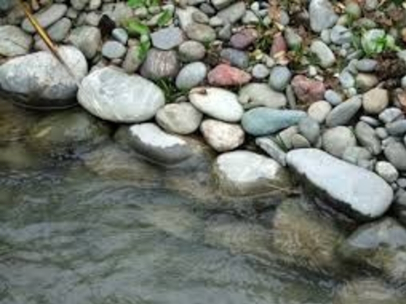 Лежачий камень вода не течет. Лежачий камень. Лежачий камень вода. Вода течет под камень. Под лежачий камень камень вода.