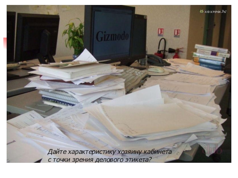Office papers. Стол заваленный бумагами. Бумаги на столе. Стол заваленный бумагами в офисе. Много бумаг на столе.