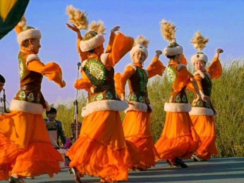 Казахский национальный танец. Кыргызские национальные танцы. Казахский костюм для танца.