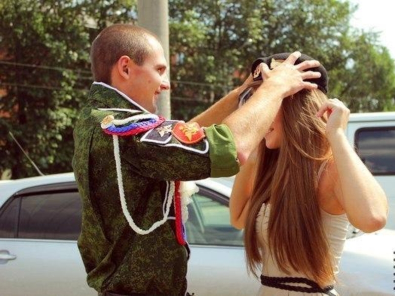 Парень держит фото девушки в руках в армии