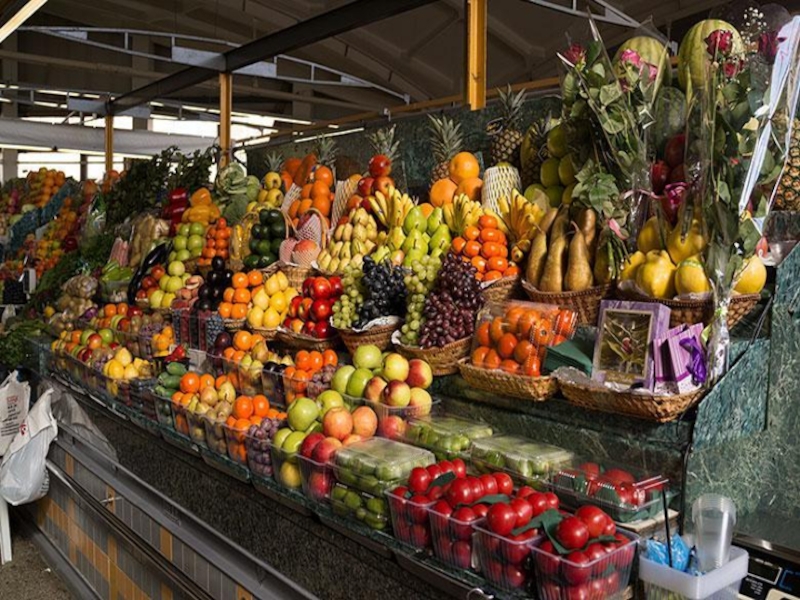 Рынок витрины. Прилавок с овощами и фруктами. Фруктовая витрина на рынке. Прилавок с овощами и фруктами на рынке. Витрина овощи и фрукты на рынке.