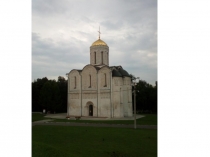 Осенний пейзаж с церковью