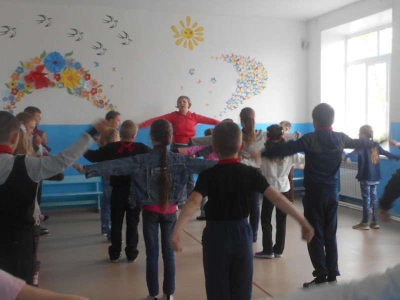 Презинтация по теме Использование игровой технологии при знакомстве младших школьников с ПДД в рамках летнего оздоровительного лагеря.