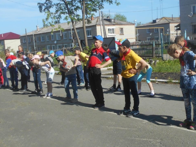 Презинтация по теме Использование игровой технологии при знакомстве младших школьников с ПДД в рамках летнего оздоровительного лагеря.